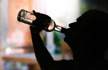 悲傷一個人喝酒的句子 適合深夜一個人喝酒發的心情說說